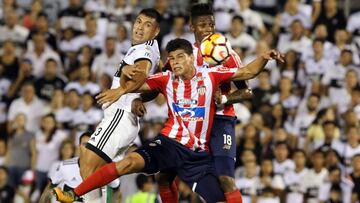 Jorge Arias luchando por un bal&oacute;n a&eacute;reo en el juego entre Olimpia y Junior por la ida de segunda fase de Copa Libertadores