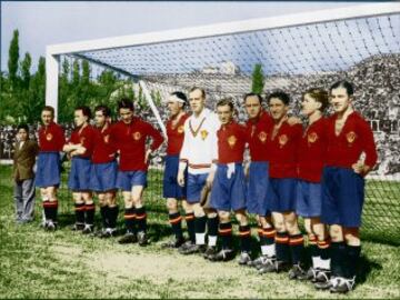 Aunque las fotografias de los equipos se van convirtiendo en un clásico del fútbol todavia la distribucion de los jugadores es aleatoria.  Imagen de 1929 de la selección española posando de pie junto a la porteria