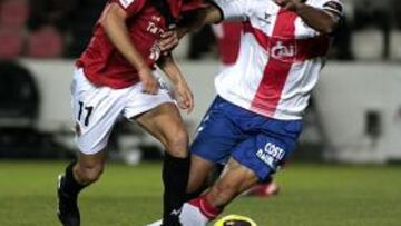 <b>SIN OPCIÓN. </b>Álex Cruz no pudo desarmar a una defensa oscense que aguantó el tipo en el Nou Estadi.