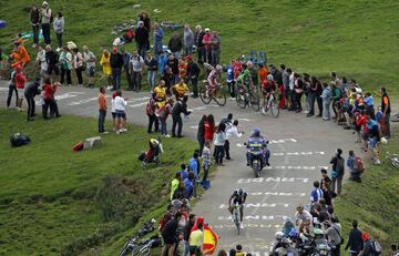 Debido a sus características, es el puerto más duro actualmente. Está situado en Asturias de 13.1 kilómetros de longitud. Tiene una altitud de 1555 metros y una pendiente media del 9.5%, aunque algunas llegan al 23%. Ha sido escenario de algunas de las victorias más duras y épicas que se han vivido en La Vuelta, como la victoria de José María “Chava” Jiménez en 1999 saliendo de entre la niebla y adelantando al ruso Pável Tonkov. Se ha subido en ocho ocasiones, de las cuales cinco ha vencido un español. 