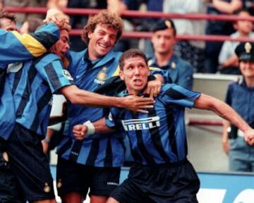 En verano de 1997 regresó a Italia para jugar en el Inter de Milán. Jugó entonces con Ronaldo, el mejor jugador del momento. En su primera temporada ganó la UEFA y quedó subcampeón de la Serie A.