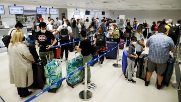 FOTODELD&Iacute;A- AME631. LUQUE (PARAGUAY), 18/04/2021.- Viajeros hacen fila para registrarse en sus vuelos en el Aeropuerto Internacional Silvio Pettirossi este s&aacute;bado, 17 de abril de 2021, en Luque (Paraguay). A menos de ocho horas en vuelo dire