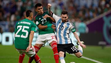 GR6376. LUSAIL (CATAR), 26/11/2022.- Lionel Messi (d) de Argentina disputa un balón con Jesús Gallardo de México hoy, en un partido de la fase de grupos del Mundial de Fútbol Qatar 2022 entre Argentina y México en el estadio de Lusail (Catar). EFE/ Alberto Estevez