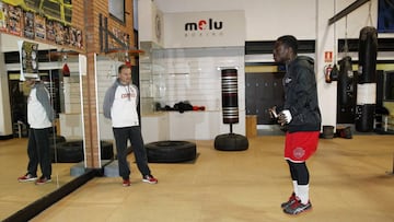 Javier Castillejo supervisa el entrenamiento de Clark Telamanou.