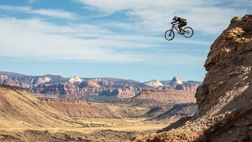 Reed Boggs haciendo drop con su MTB desde un cortado gigante en el Red Bull Rampage 2019 que se celebra en Virgin (Utah, Estados Unidos).