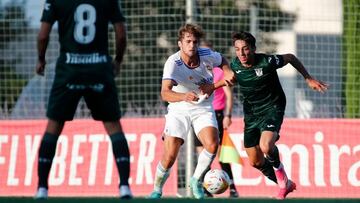 Pablo Ram&oacute;n y Naim disputan un bal&oacute;n en el partido amistoso de pretemporada jugado por Real Madrid Castilla y Legan&eacute;s en Valdebebas.