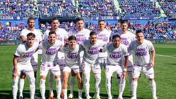 Los jugadores del Real Valladolid salieron con una camiseta de ¨¢nimo a Anuar antes del encuentro ante el Getafe.