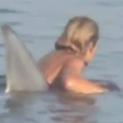 Una surfista acompaña a un gran tiburón mar adentro en Malibú: ¿real o fake?