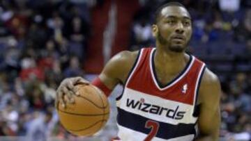 John Wall controla el balón.