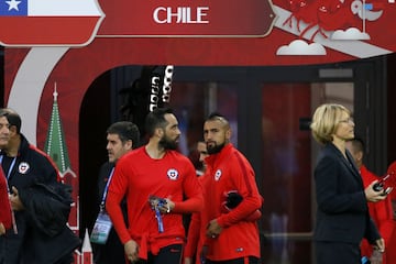 Los ídolos de la Roja entraron a reconocer el campo de juego.