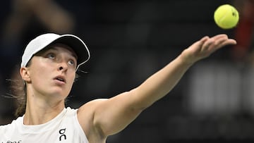 Biel (Switzerland Schweiz Suisse), 13/04/2024.- Iga Swiatek of Poland in action against Celine Naef of Switzerland during their Billie Jean King Cup qualification round match in Biel, Switzerland, 13 April 2024. (Tenis, Polonia, Suiza) EFE/EPA/PETER SCHNEIDER
