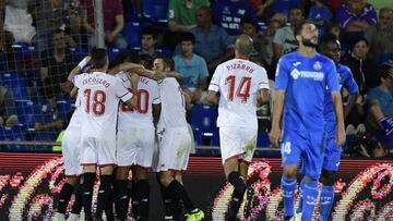 Sevilla players celebrate after scoring during the Spanish league football match Getafe CF vs Sevilla FC at the Coliseum Alfonso Perez stadium in Getafe on August 27, 2017. / AFP PHOTO / JAVIER SORIANO