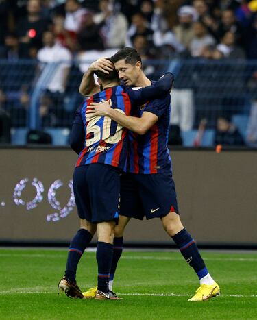 Lewandowski y Gavi celebran el 0-2.