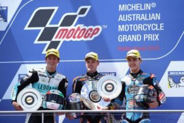 Podio de Moto3 con Brad Binder primero, Andrea Locatelli segundo y Aron Canet tercero.