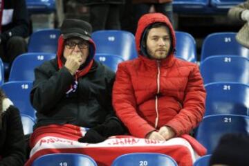 La afición del Atlético acudió al Vicente Calderón a pesar del frío intenso en la capital española.