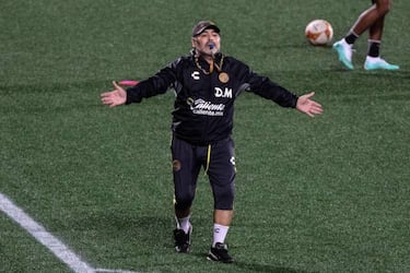 "Maradona has no cartilage left in his knees; he's in a lot of pain"