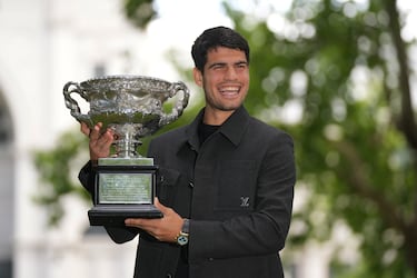 El español Carlos Alcaraz posa con el trofeo de la Norman Brookes Challenge Cup en el Royal Exhibition Building.
