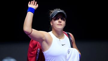La tenista canadiense Bianca Andreescu saluda tras su retirada por lesión ante Karolina Pliskova en las WTA Tour Finals de 2019.