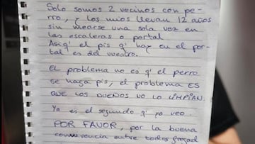 Ponen un cartel en la comunidad de vecinos por el orín de los perros y se desata la polémica: “Los dueños no lo limpian”