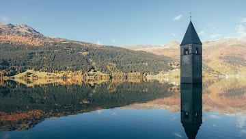 Campanario de Graun, en el Lago Resia (Alpes, Italia).