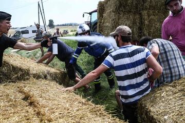 Protests and tear gas in the 16th stage of the Tour de France