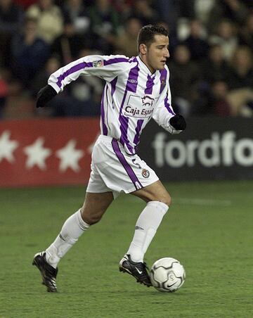 Debuta en Primera División con el Real Valladolid en 2001 donde realiza dos buenas temporadas que le valen para fichar por el Barcelona en 2003, donde solo jugó dos partidos y regresa al Valladolid en calidad de cedido durante dos temporadas más.