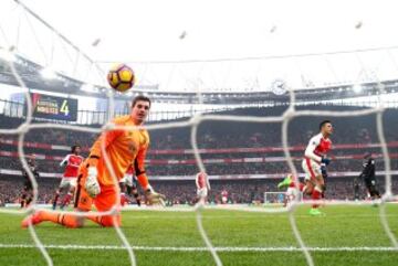 LONDON, ENGLAND - FEBRUARY 11: Alexis Sanchez of Arsenal celebrates scoring his side's second goal from the penalty spot during the Premier League match between Arsenal and Hull City at Emirates Stadium on February 11, 2017 in London, England. (Photo by Clive Rose/Getty Images)