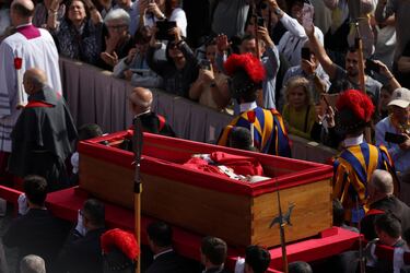 El cuerpo del Papa Francisco es llevado en un ataúd a la Basílica de San Pedro en el Vaticano el día de su traslado, en el Vaticano.