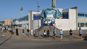 Colas en El Toral¨ªn para conseguir entradas para el debut liguero