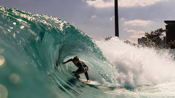 Surfista en Beyond The Club, Sao Paulo, surfeando una ola artificial