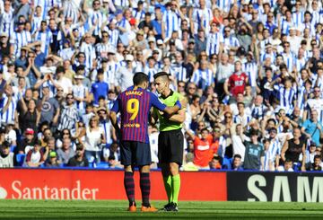 ¡Suárez pide penalti! El árbitro no señala la pena máxima y le dice al uruguayo que deje de reclamar. 
