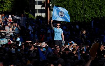 Seguidores del City celebrando el título liguero junto a la plantilla.