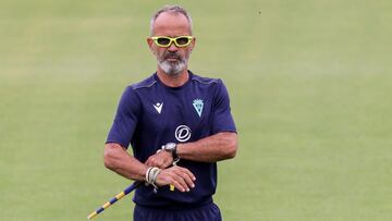 Álvaro Cervera, durante un entrenamiento, con llamativas gafas cadistas.