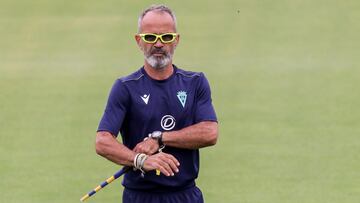 &Aacute;lvaro Cervera, durante un entrenamiento, con llamativas gafas cadistas.