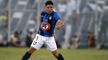 El jugador de Huachipato Cesar Valenzuela controla el balon durante el partido de primera division contra Colo Colo