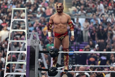 Dragon Lee es presentado antes del combate por el Campeonato Intercontinental frente a Penta, Je’Von Evans, Rusev y Rey Mysterio durante WrestleMania 42, en el Allegiant Stadium de Las Vegas.