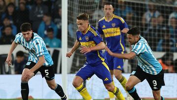 Boca Juniors' midfielder Ignacio Miramon (C) controls the ball between Racing Club's forward Adrian Marquez (R) and midfielder Juan Nardoni ball during the Argentine Professional Football League Tournament 2024 'Cesar Luis Menotti' match between Racing Club and Boca Juniors at the Presidente Peron stadium in Avellaneda, Buenos Aires province, on September 14, 2024. (Photo by ALEJANDRO PAGNI / AFP)