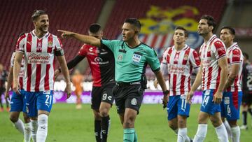 Dos penales señalados por Guerrero a favor del Atlas, se anotó uno y el otro se erró. Además, en el primer tanto rojinegro el balón parece salir del campo.