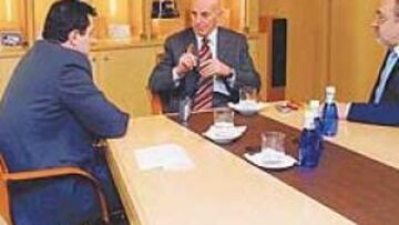 <b>TERTULIA AMENA CON AS</b>. Arrigo Sacchi compartió una amena tertulia en la Sala de Juntas del Bernabéu con Alfredo Relaño, director de AS, y Tomás Roncero, jefe de sección del Real Madrid.