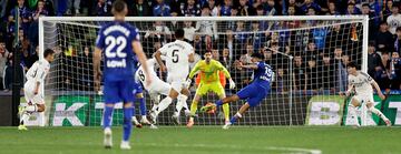 Espectacular la mano abajo que saca el portero belga del Real Madrid a tiro raso con la izquierda de ?lvaro Rodrguez.