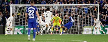 Espectacular la mano abajo que saca el portero belga del Real Madrid a tiro raso con la izquierda de Álvaro Rodríguez.