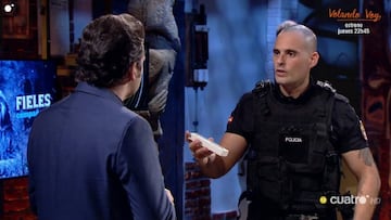 Jes&uacute;s Montero, polic&iacute;a nacional, entrega a Iker Jim&eacute;nez la medalla por el M&eacute;rito Policial.