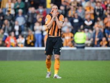 Michael Dawson sufre tras confirmarse el descenso del Hull City. 