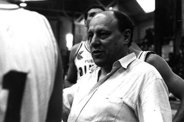 Mirko Novosel est¨¢ considerado el mejor entrenador croata de baloncesto, adem¨¢s de uno de los mayores genios europeos del banquillo entre los a?os 70 y los 90. Novosel llev¨® a la reci¨¦n creada selecci¨®n de Croacia al bronce en el Eurobasket de1993. Antes, con la Yugoslavia unida, hab¨ªa sumado otras cinco medallas: dos oros continentales (1973, 1975), una plata mundial (1974), y una plata (1976) y un bronce ol¨ªmpicos (1984). En Espa?a se le recuerda por su labor al frente de la Cibona de Zagreb, aquel brillante equipo liderado por Drazen Petrovic que conquist¨® la Copa de Europa en 1985 y se convirti¨® en una pesadilla para el Real Madrid. Tambi¨¦n tuvo una dilatada carrera de 15 a?os como jugador en el Lokomotiva. El croata ingres¨® en el Hall of Fame de Springfield en 2007, el mismo a?o que Phil Jackson y Pedro Ferr¨¢ndiz. El 20 de julio falleci¨® a los 85 a?os.