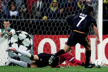 Con su liderazgo, goles, trabajo, esfuerzo, dedicación, esfuerzo... devolvió al Madrid a niveles que no se veían en el conjunto blanco desde la década de los 50 con Di Stéfano, Puskas y Gento: los blancos ganaron tres Champions en cinco años. Ante el Valencia (2000, en la imagen) cerró el marcador y en 2002 lo abrió con un tiro cruzado ante el Bayer Leverkusen...