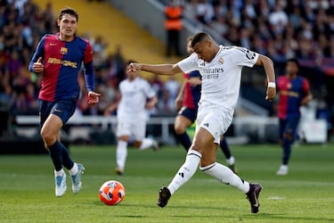 El delantero del Real Madrid, Kylian Mbappé, marca el definitivo 4-3 al Barcelona. 