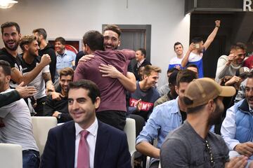 Los jugadores y directiva de la Cultural Leonesa celebrando el emparejamiento para dieciseisavos de la Copa del Rey con el Barcelona 