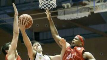 Ben Dewar del Rio Natura Monb&uacute;s-Obradoiro, entra a casnasta entre Damjan Rudez y Joseph Jones del CAI Zaragoza.