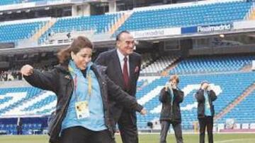 <b>DERECHAZO. </b>Nawal El Moutawakel, presidenta de la Comisión, se divierte golpeando un balón en el Bernabéu, en presencia de Fernández Tapia, vicepresidente del Real Madrid.