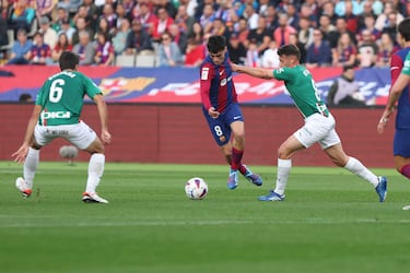 El jugador del Barcelona, Pedri, intenta irse del los jugadores del Alavés. 

